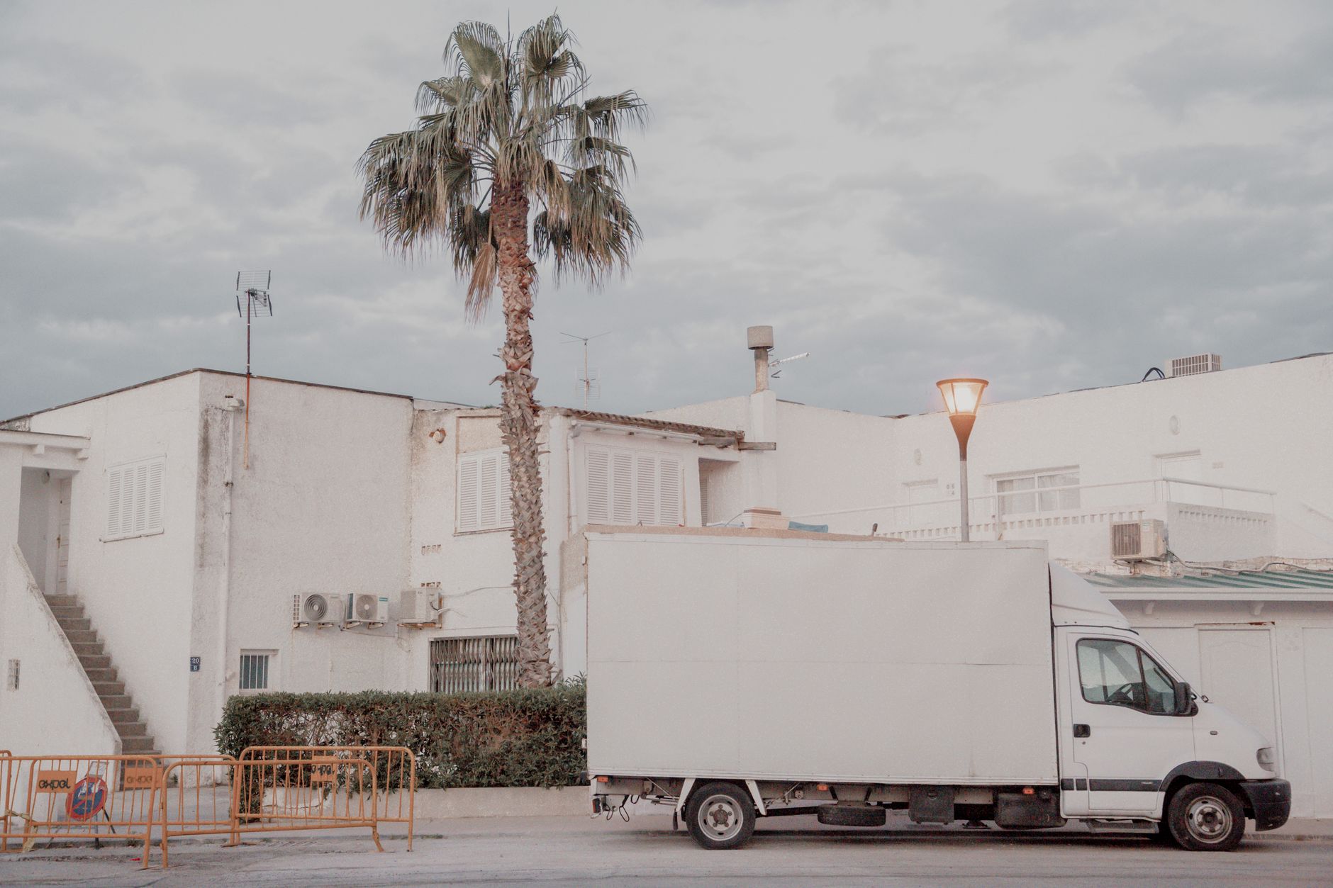 Camion de déménagement chargé devant un immeuble résidentiel à Versailles
