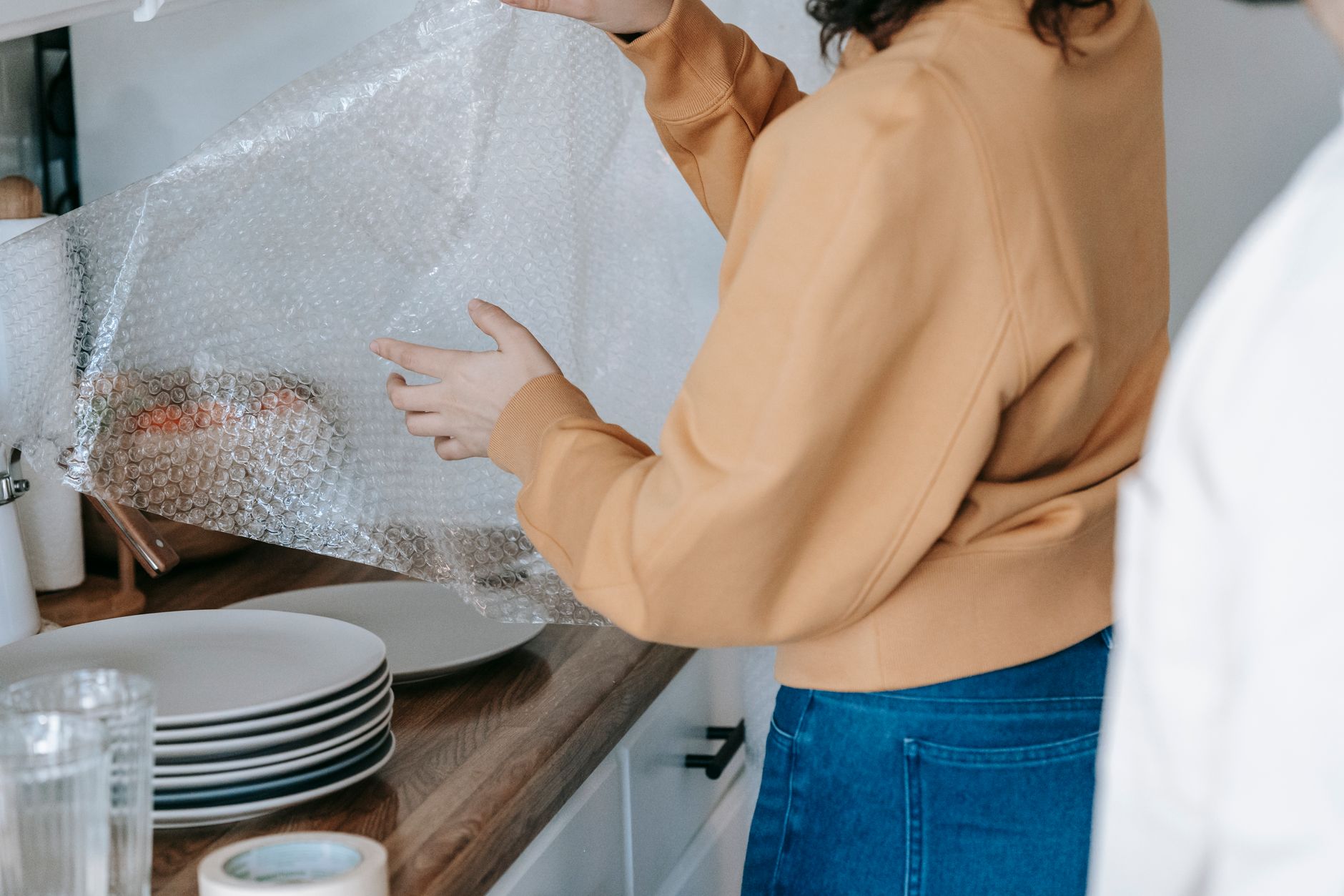 Technique d'emballage carton déménagement avec papier bulle